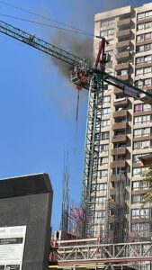 Trabajadores por no pago de sueldo queman cabina en obra en la comuna de Indepencia
