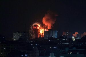 Israel ataca Gaza, y las armas antiaéreas de la Resistencia se utilizan por primera vez repeliendo a los aviones de la ocupación