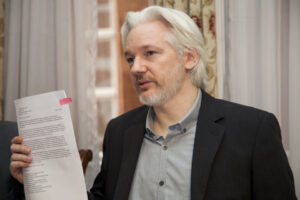 Abogados y periodistas denuncia a la CIA por espiar conversaciones de Julian Assange en la embajada de Ecuador