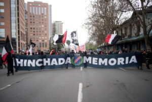 La “Garra Blanca” presente: los hinchas antifascistas del Colo Colo, marcharon junto al pueblo que homenajeó a Allende y repudió a la dictadura de Pinochet